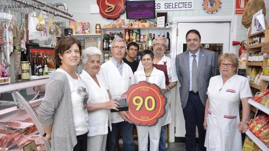 L&#039;alcalde i la regidora, durant la visita a la cansaladeria Servitja