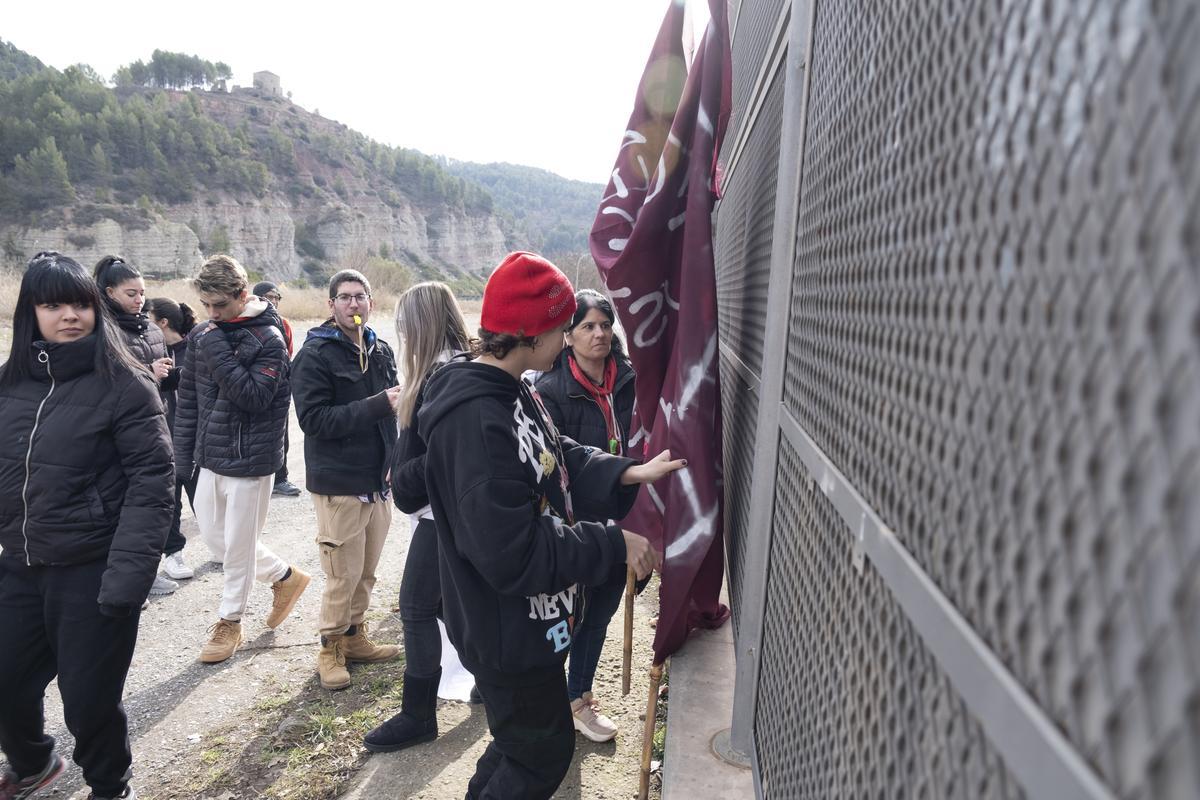 Manifestación en el instituto Llobregat de Sallent por el suicidio de la menor