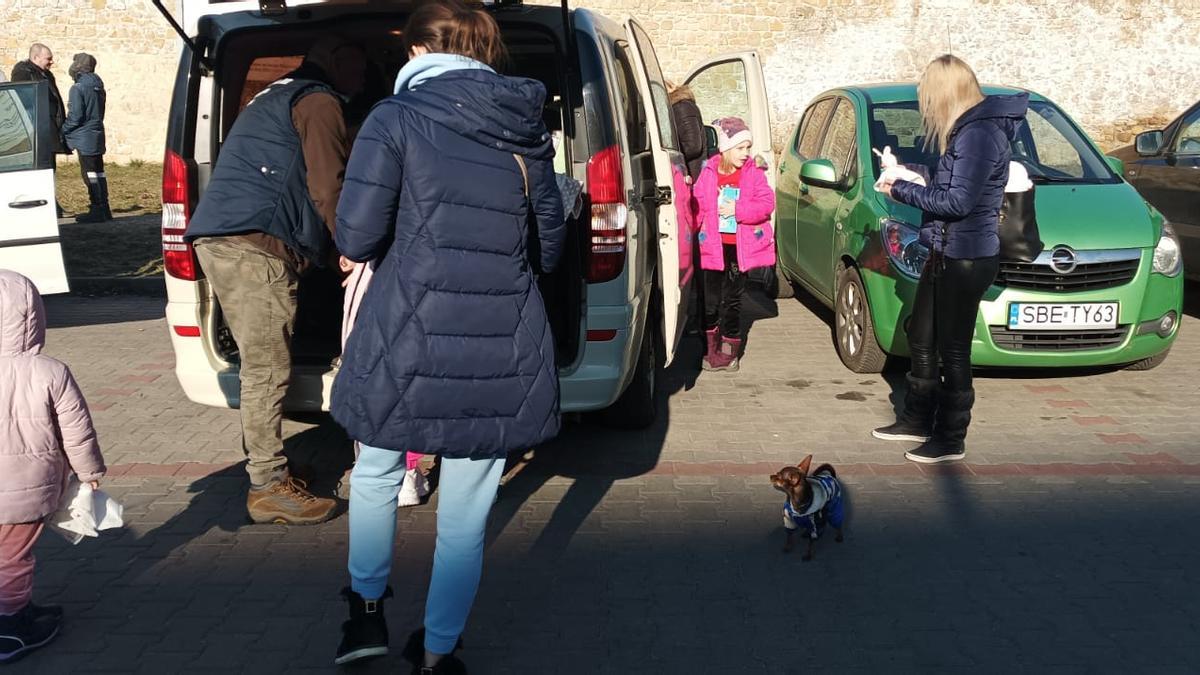 Algunas de las mujeres y niños ucranianos que se dirigen a Zamora.