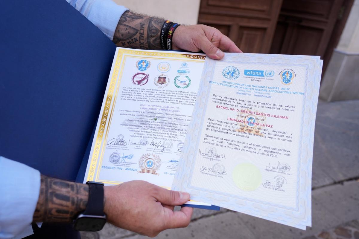 Título Honorífico de Embajador para la Paz y de Doctor Honoris Causa en Derechos Humanos a Arturo Santos Iglesias.