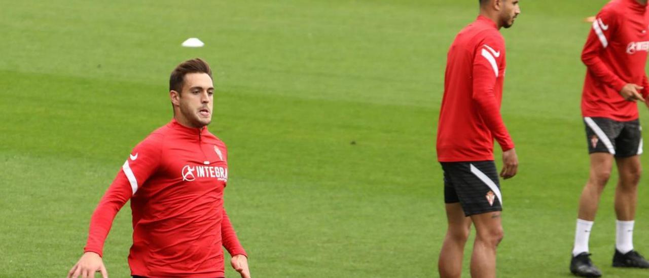 Jordi Pola, a la izquierda, en un entrenamiento con el primer equipo. | Juan Plaza