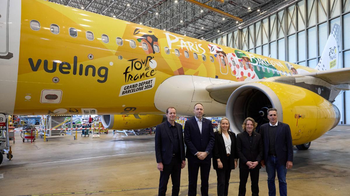 Imagen de la presentación del avión personalizado de Vueling con motivo del Grand Départ del Tour de Francia 2026 en Barcelona
