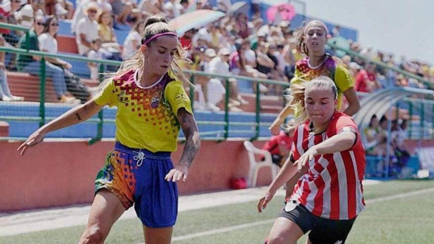 Acción de juego entre el Juan Grande –de amarillo– y el Athletic Club.