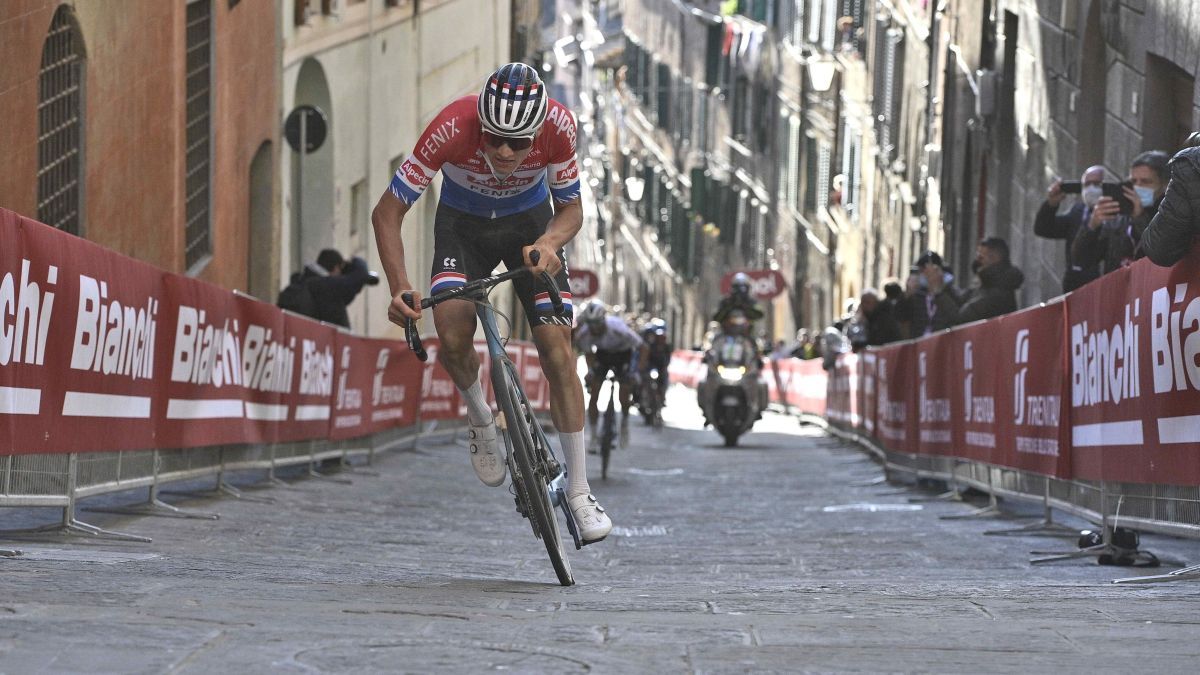 Van der Poel, en pleno ataque en la Via Santa Caterina de Siena.