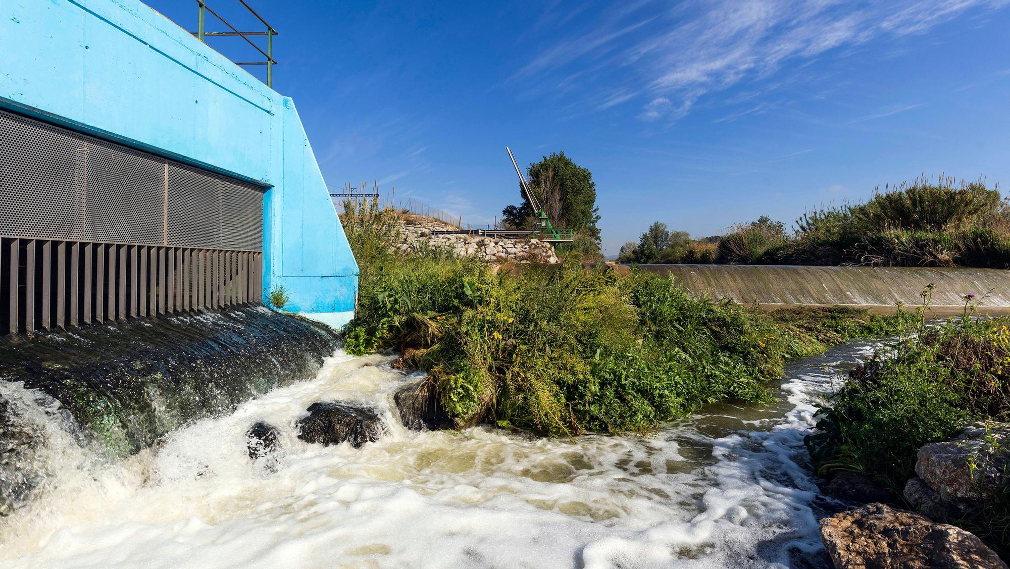 Punto de captación de agua regenerada en el río Llobregat a la altura de Molins de Rei.