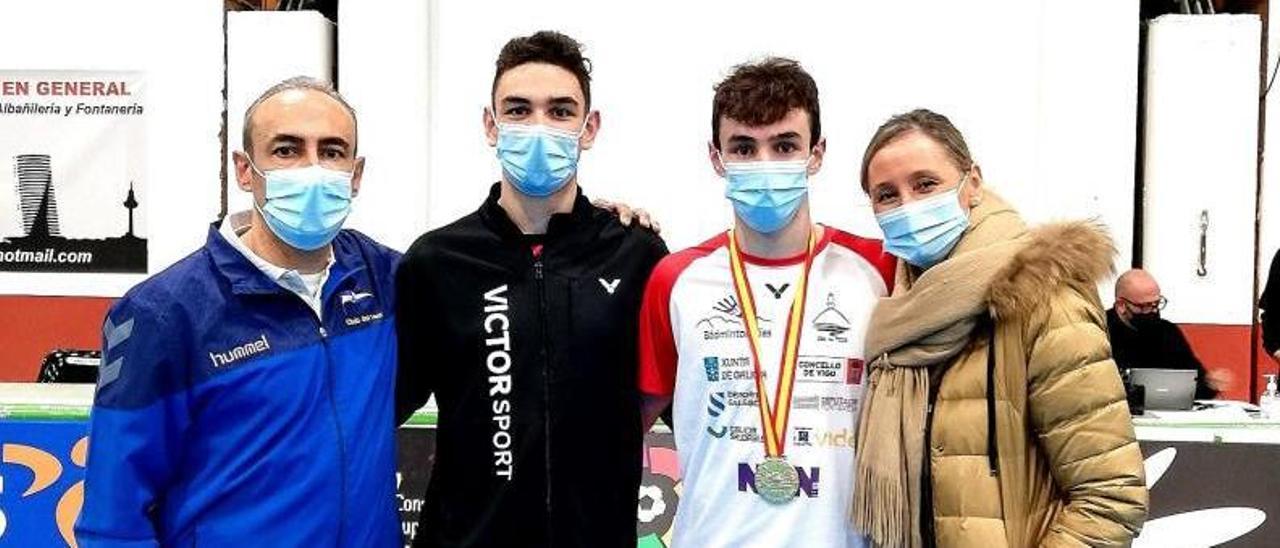 Jacobo Fernández (2º drcha.), con sus padres y su hermano Gabriel.