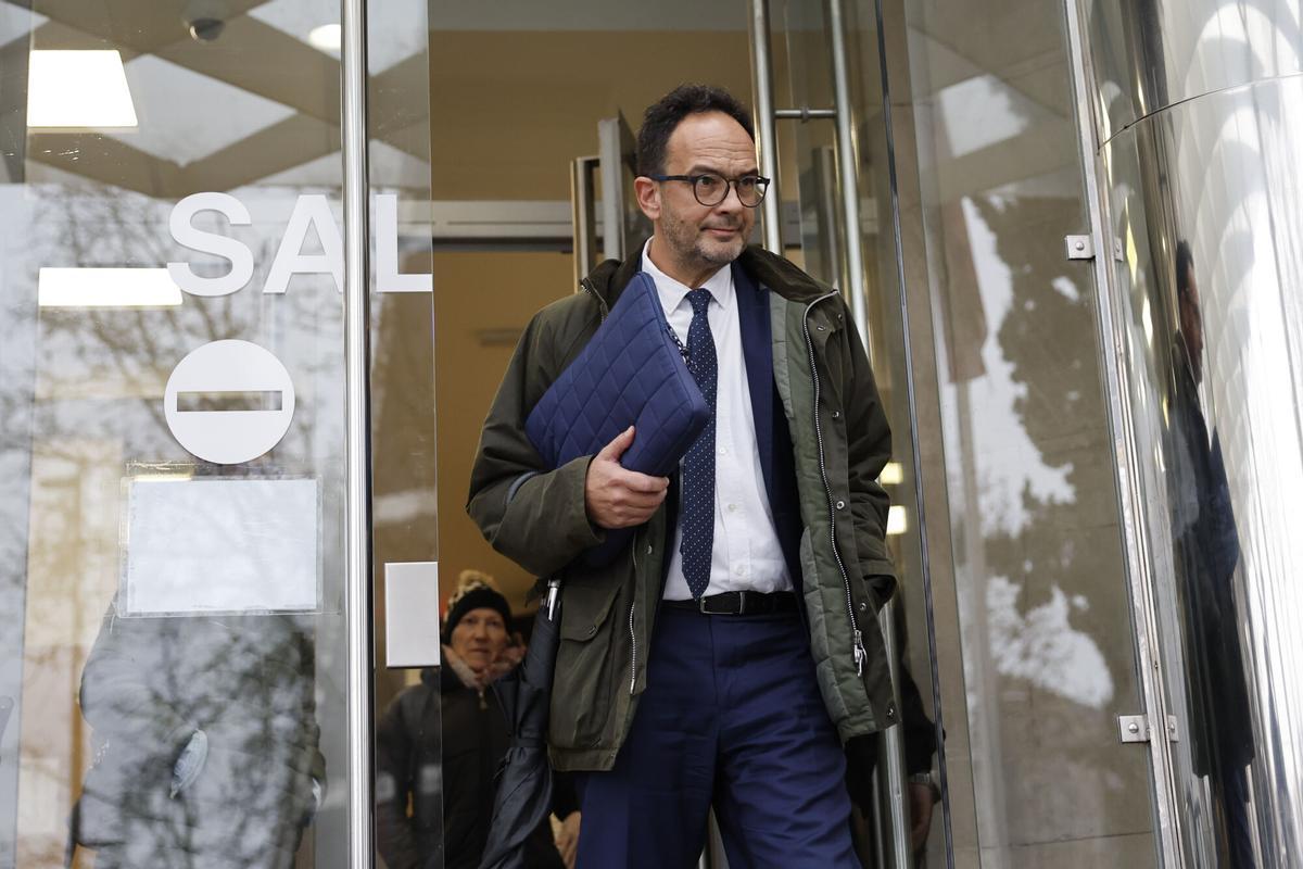MADRID, 02/02/2026.- El secretario de Estado de Telecomunicaciones, Antonio Hernando, rodeado de informadores este lunes en los Juzgados de Plaza de Castilla (Madrid). El ex número 3 del PSOE Santos Cerdán, que estuvo casi cinco meses en prisión preventiva por su presunta implicación en el cobro de mordidas por adjudicaciones de obra pública, está citado a declarar junto a Hernando, ante juez Arturo Zamarriego, como testigo en la investigación sobre presuntas maniobras de la exmilitante Leire Díez contra fiscales, jueces y agentes de la UCO. EFE/ Mariscal