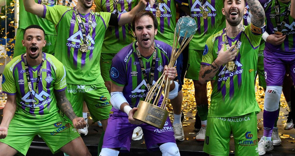 Carlos Barrón levanta un trofeo de ganador de la Copa Intercontinental de fútbol sala.