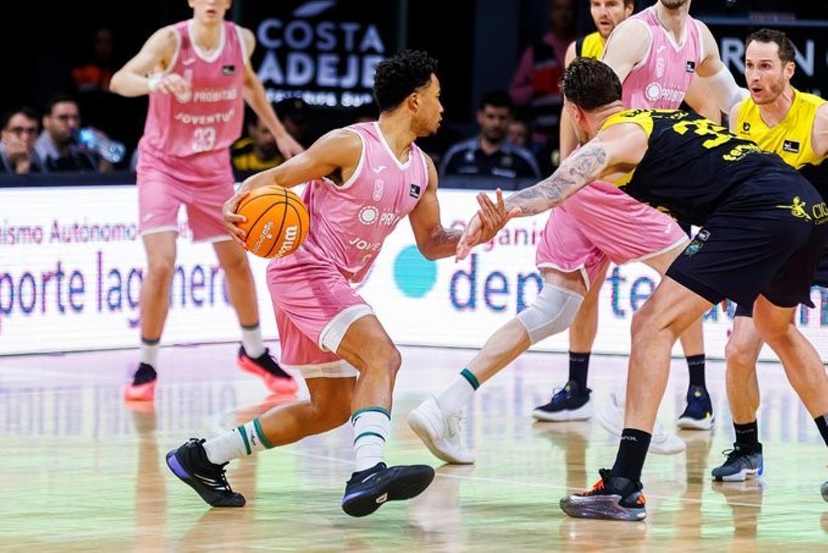 Dotson, en una acción del encuentro ante La Laguna Tenerife