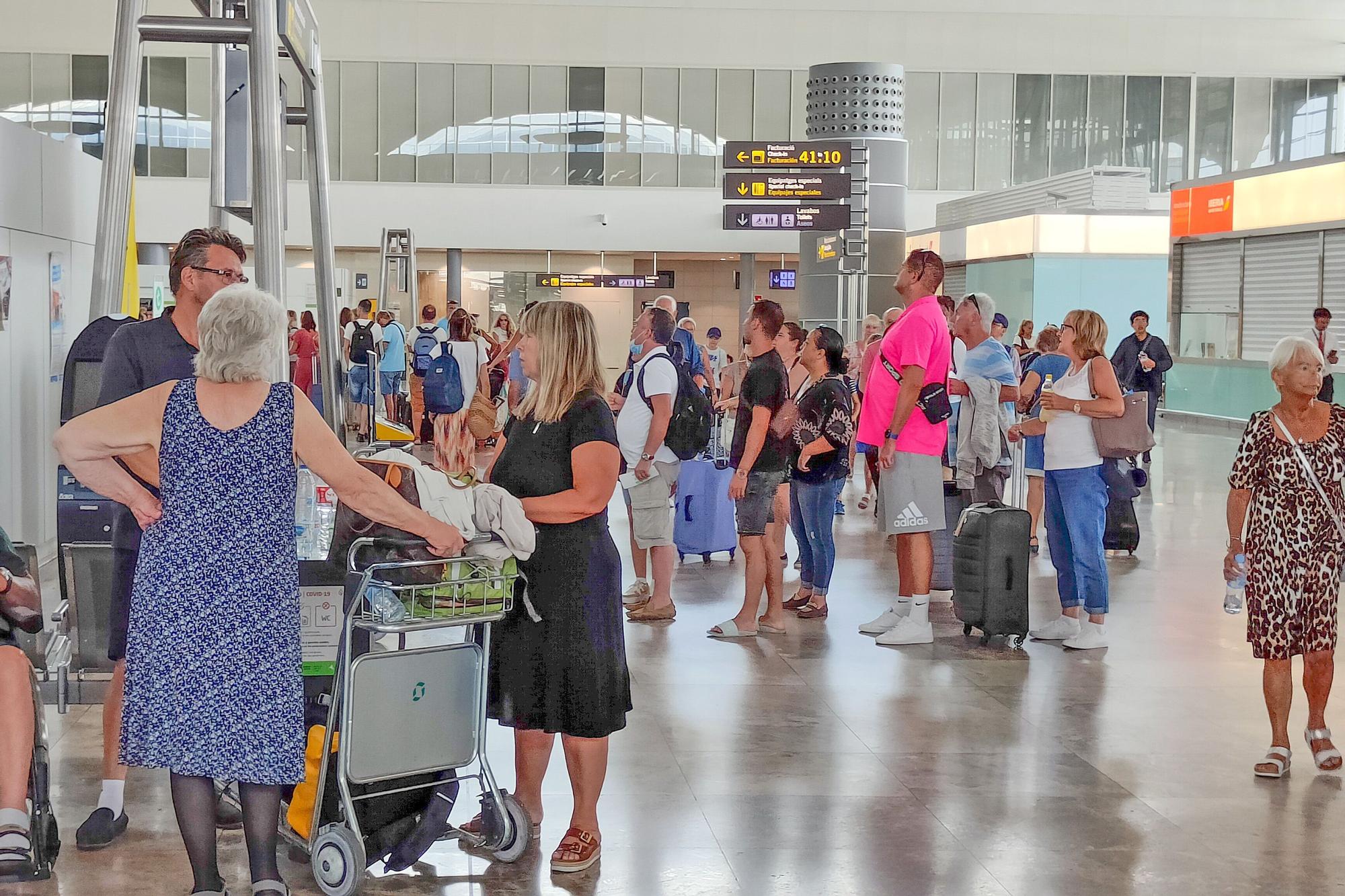 Intenso tráfico de pasajeros en la recta final de agosto en el aeropuerto