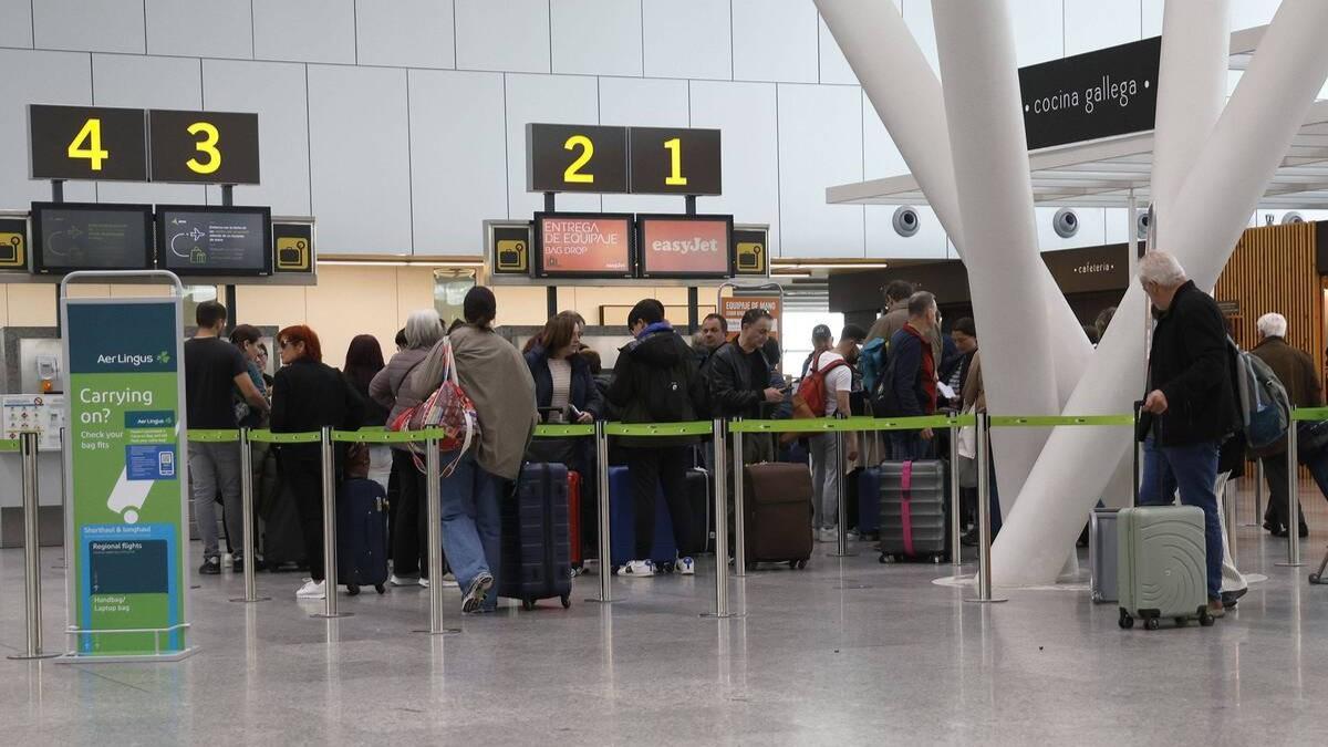 Colas de facturación en el aeropuerto Rosalía de Castro de Santiago