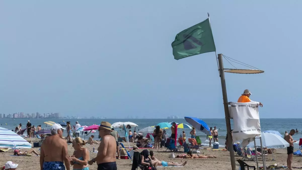 Así trabaja el cuerpo de salvamento en las playas de Alboraia