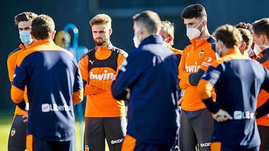 El Valencia entrenó ayer pese a haber jugado Copa el miércoles. | LÁZARO DE LA PEÑA/ VALENCIA CF