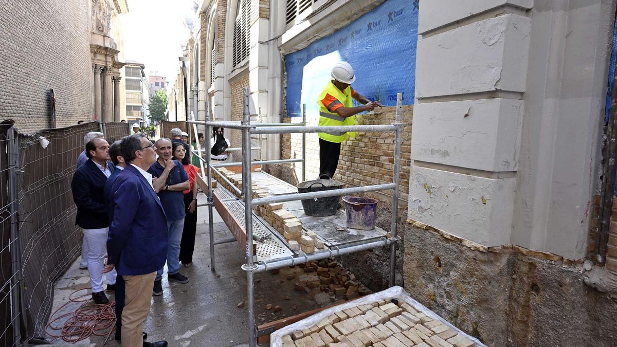 El alcalde de Murcia, José Ballesta, contempla la restauración de uno de los muros del mercado de Verónicas