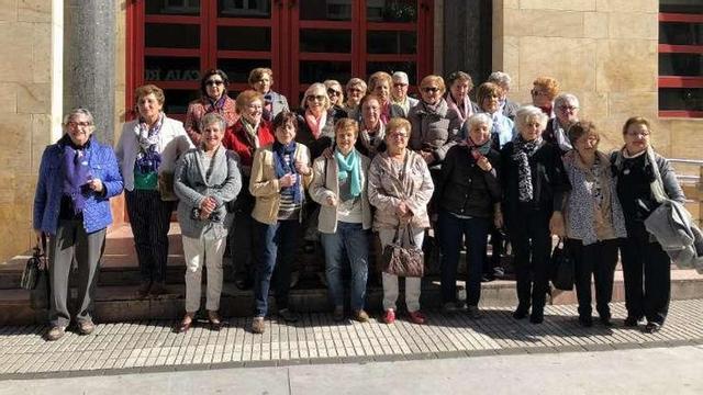 Las participantes en los actos posan durante la excursión.