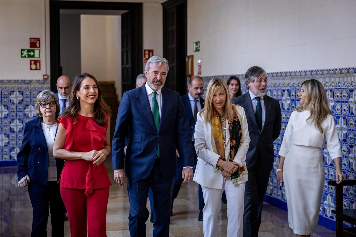 De izquierda a derecha, la presidenta de las Cortes de Aragón, María Navarro; el presidente del Gobierno de Aragón, Jorge Azcón; la presidenta del Consejo General del Poder Judicial, Isabel Perelló; el presidente del TSJA, Juan José Carbonero, y la vicepresidenta del Gobierno de Aragón, Mar Vaquero.