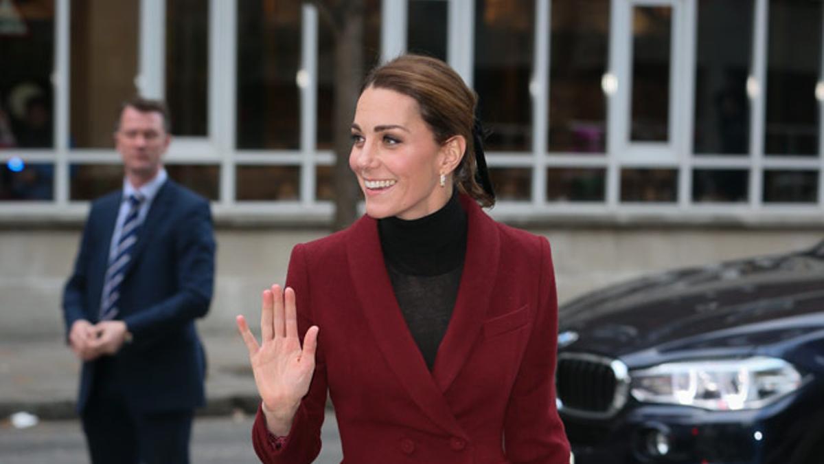Kate Middleton con traje de minifalda y chaqueta en color granate