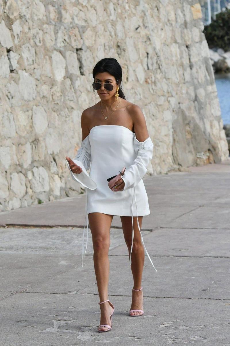 Kourtney Kardashian y su vestido blanco