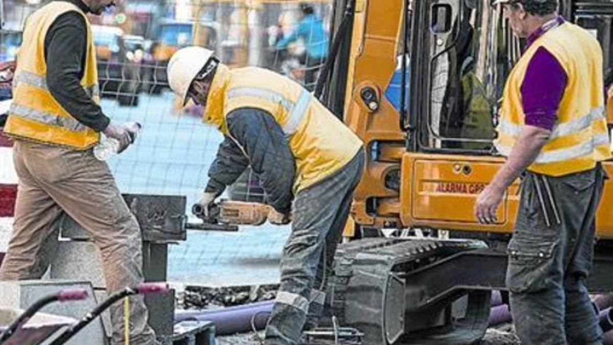 Nuevos empleos en la construcción en una obra en Barcelona.