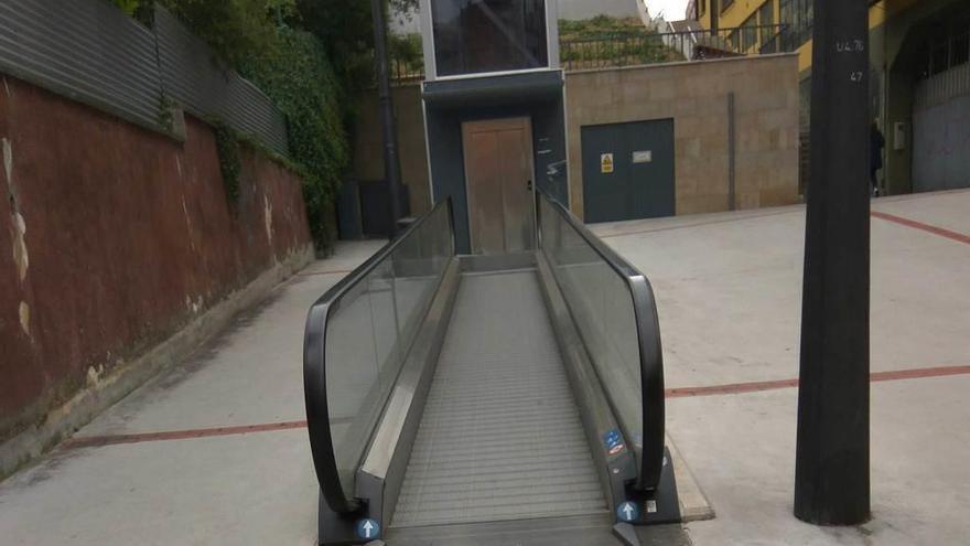 La cinta mecánica que da acceso al ascensor de Ciudad Naranco.