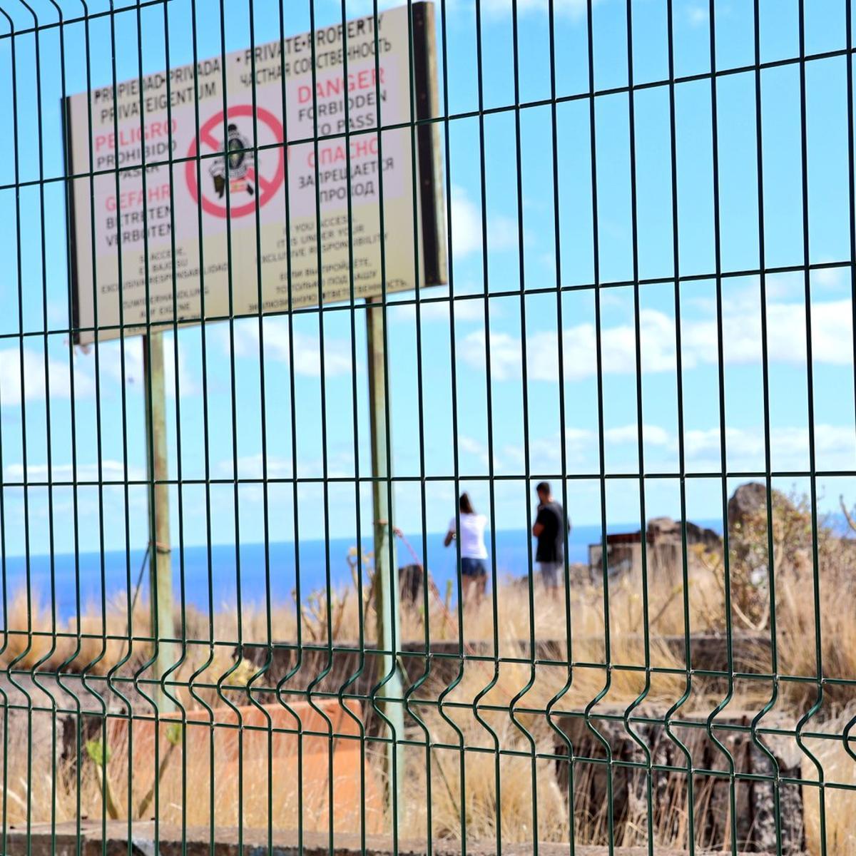 Varias personas acceden al viejo mirador de Las Teresitas a pesar de la prohibición existente.