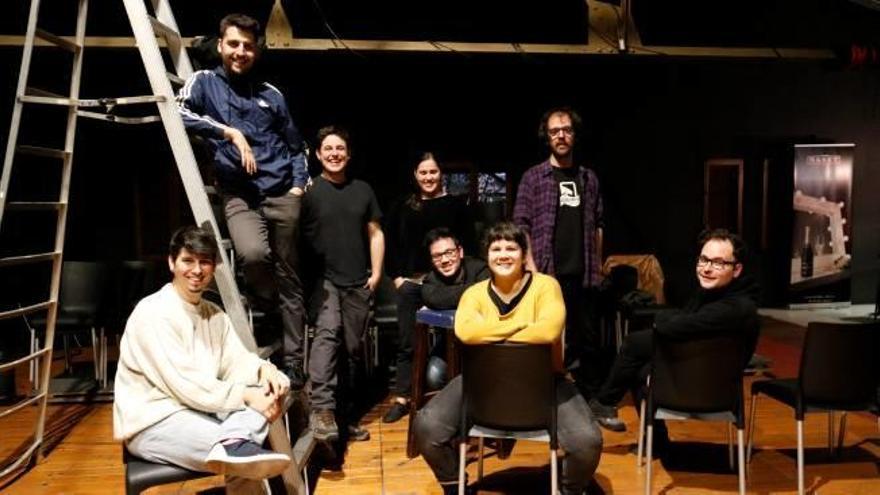 Els membres de la compayia de teatre de La Calòrica, a la sala La Planeta.