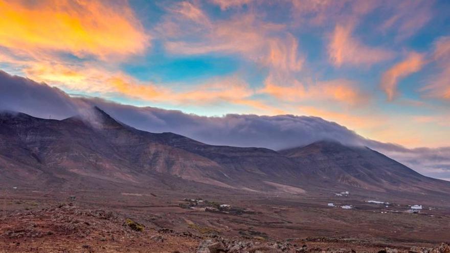 El tiempo para el viernes en Canarias: vientos fuertes, calima y casi 30 grados. En la foto, amanecer en Maciot, al pie de Los Ajaches (Yaiza), en Lanzarote.