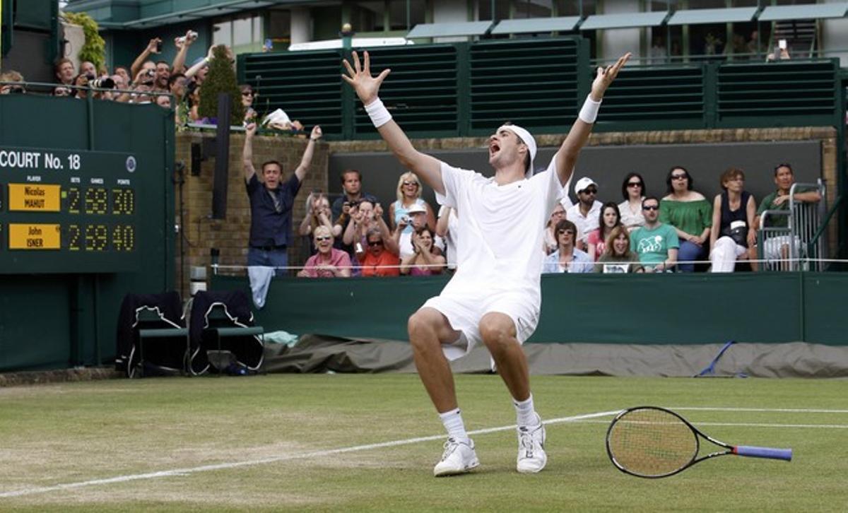 John Isner celebra la seva victòria definitiva sobre el francès Nicolas Mahut, aquesta tarda a Wimbledon.