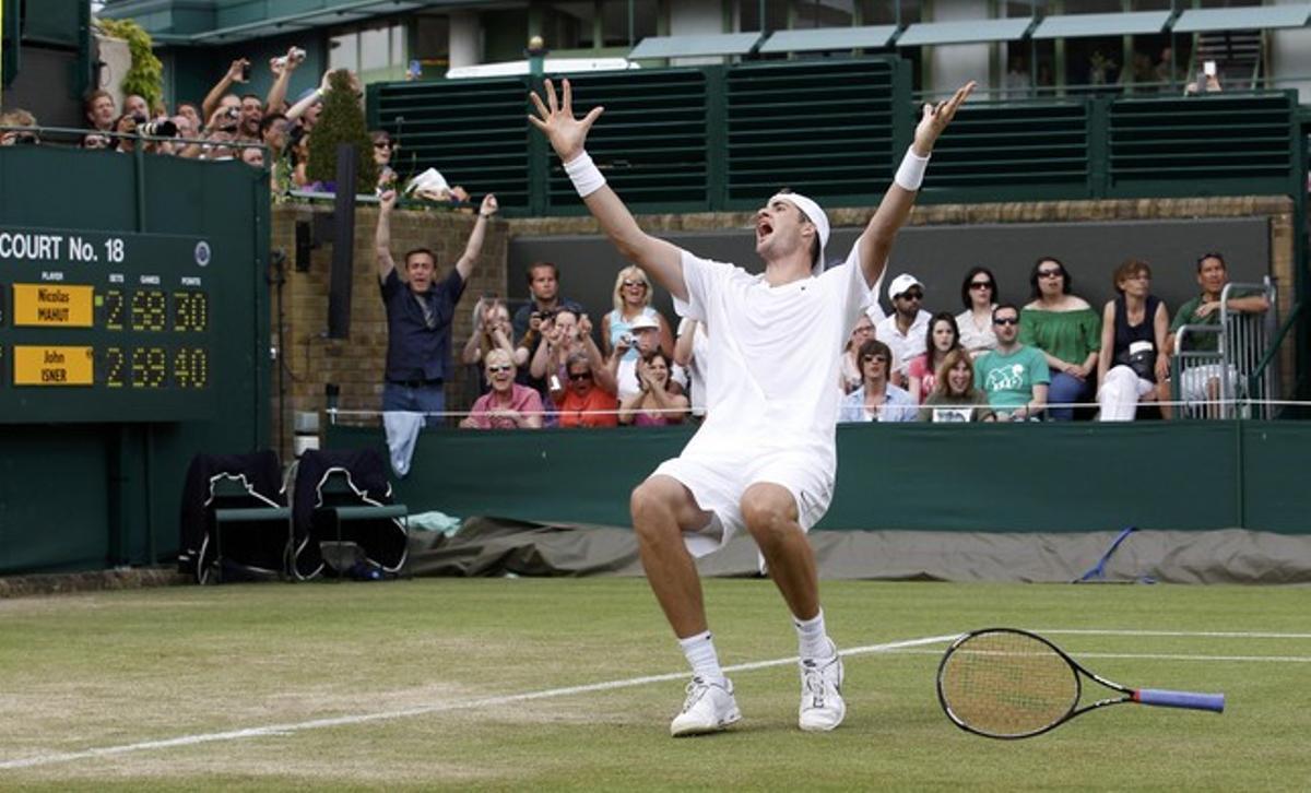 John Isner celebra la seva victòria definitiva sobre el francès Nicolas Mahut, aquesta tarda a Wimbledon. John Isner celebra la seva victòria definitiva sobre el francès Nicolas Mahut, aquesta tarda a Wimbledon.