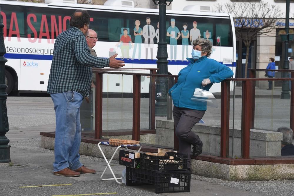 Una docena de vendedores de productos agroalimentarios de toda la comarca coruñesa acudieron a la plaza Irmáns García Naveira de Betanzos en el primer mercado semanal desde el inicio del confinamiento