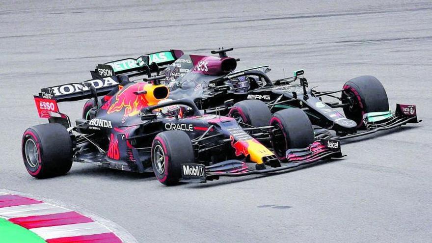 Lewis Hamilton adelanta por el exterior al neerlandés Max Verstappen al final de la recta del Circuit de Barcelona-Catalunya, ayer, en la cuarta prueba del Mundial. | XAVI BONILLA / AFP7