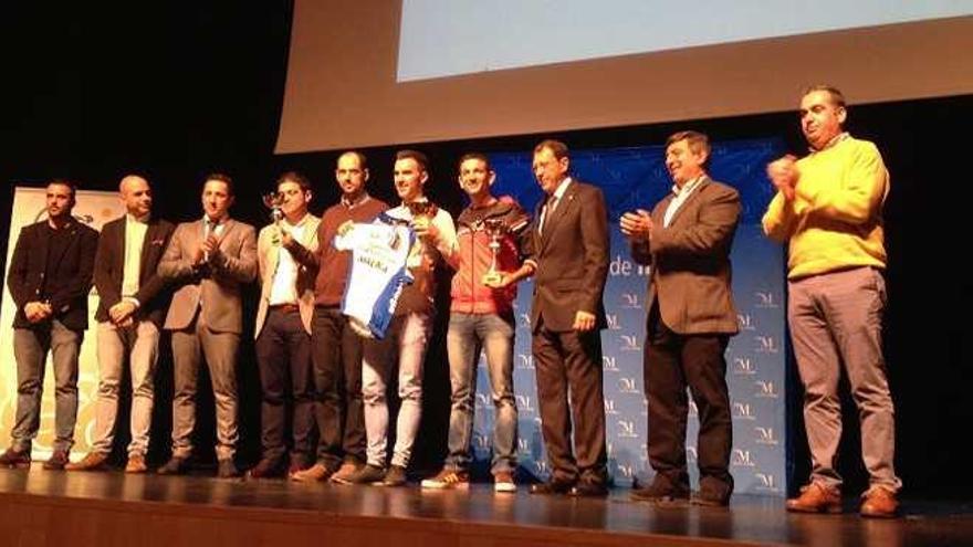 Imagen de los premiados en el escenario del auditoria Edgar Neville.