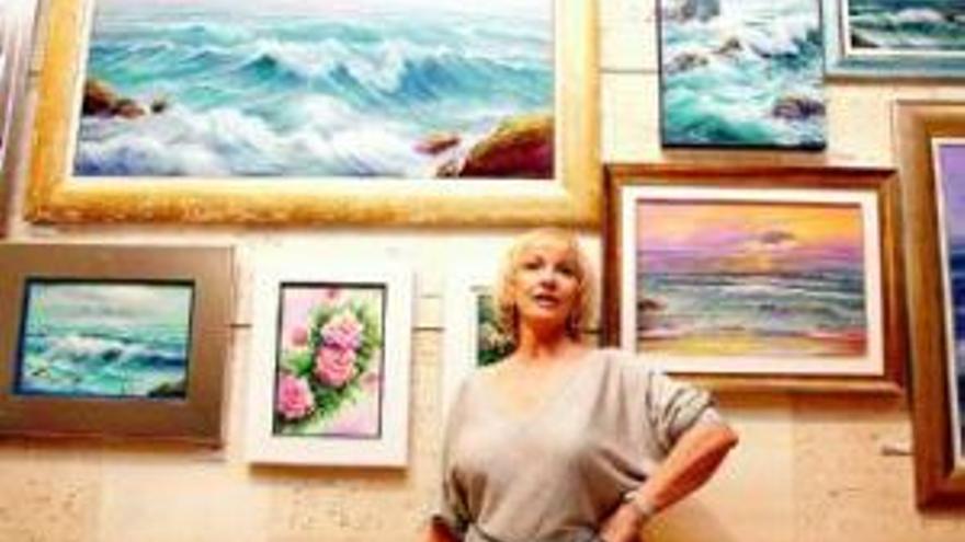 La pintora Blanca Gala expone sus marinas en Las Adelfas