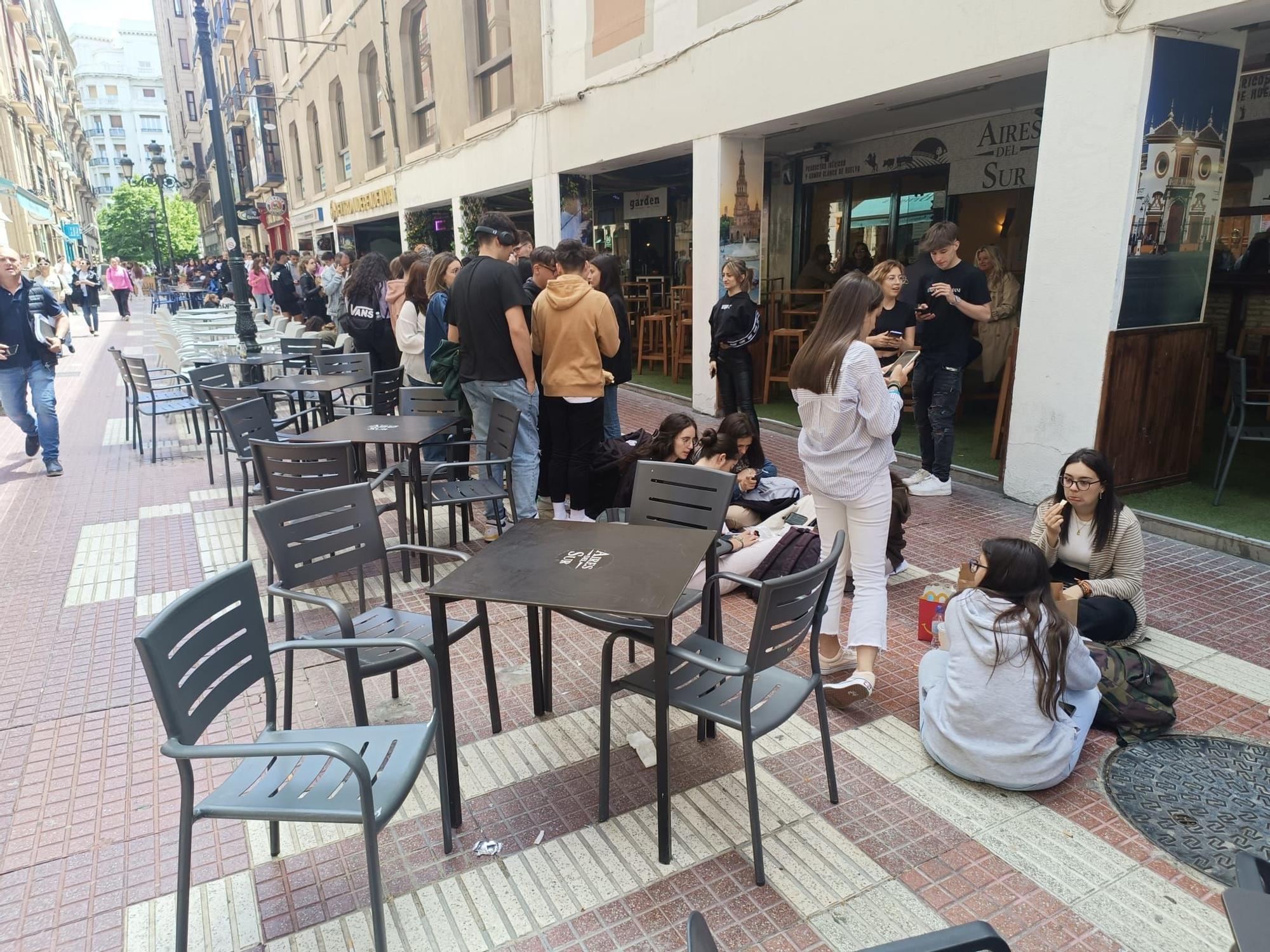 De calle Cádiz a plaza España: miles de jóvenes hacen fila para comprar las entradas de Espacio Zity en Zaragoza