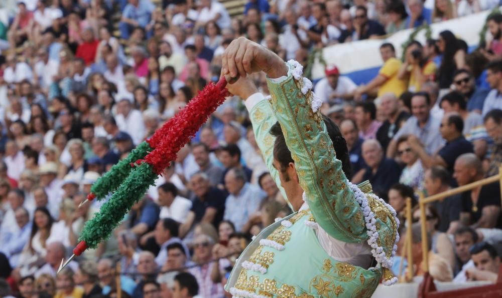 El torero granadino desoreja a un gran ejemplar de Luis Algarra tras un magistral tercio de banderillas