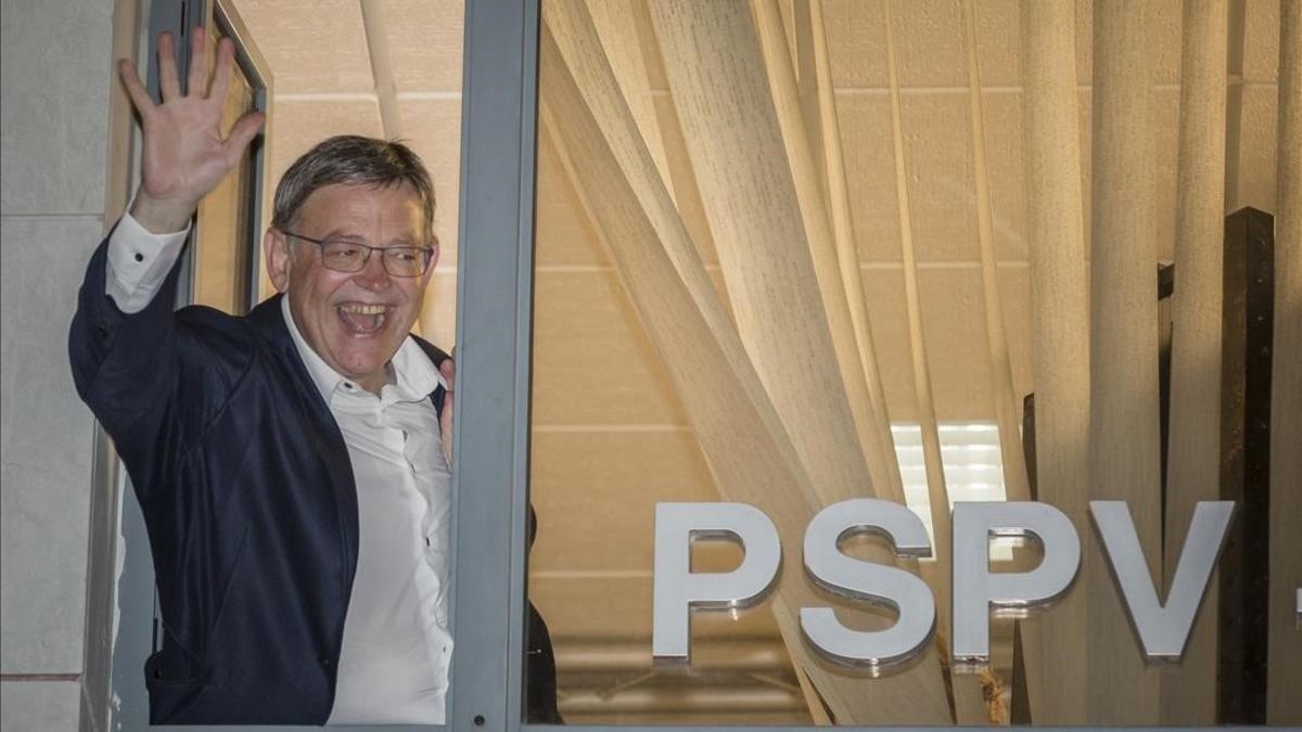 Ximo Puig  saluda desde la sede del partido en Valencia tras ganar las primarias a la secretaria general del PSPV