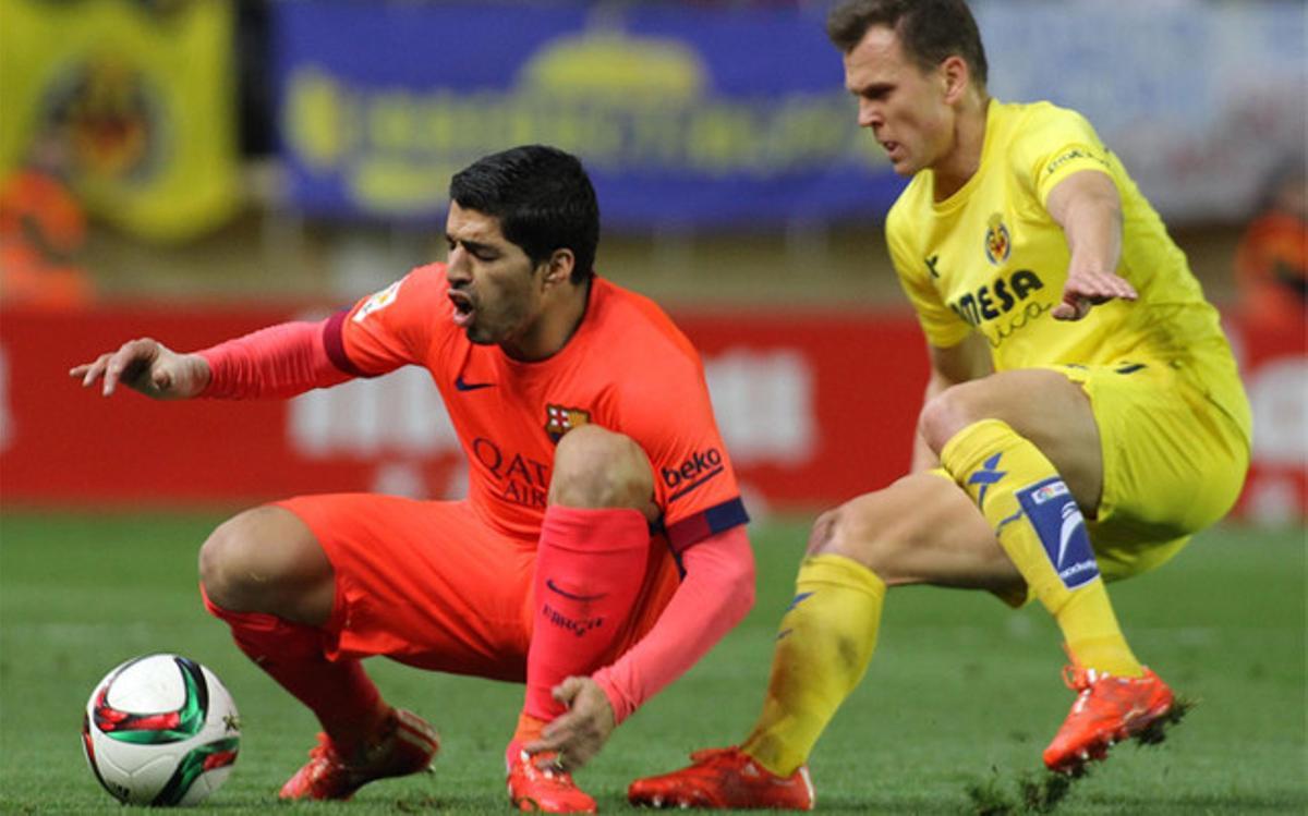 Momento en el que Cheryshev vio tarjeta amarilla por esta entrada por detrás a Luis Suárez