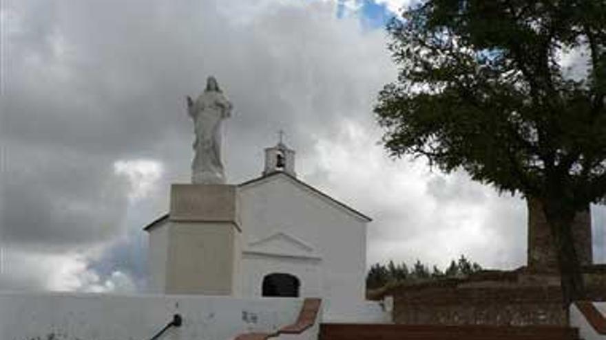 La estatua del Sagrado Corazón ya preside la ermita de San Blas