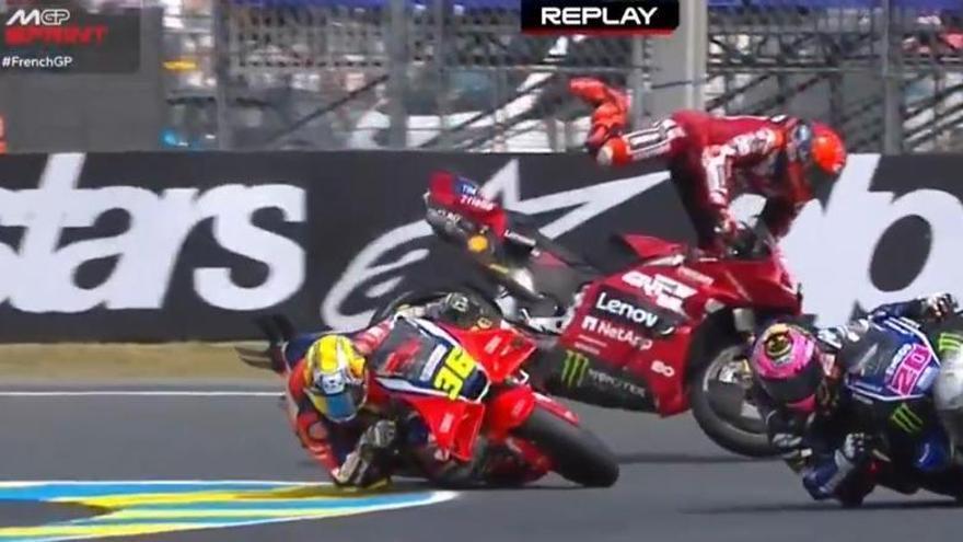 ¡Sale volando y su Ducati destrozada!