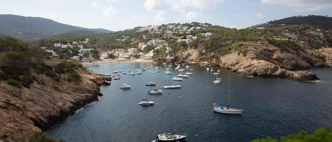 Imagen de Cala Vedella, con sa Punta Roja a la derecha. | V.MARÍ