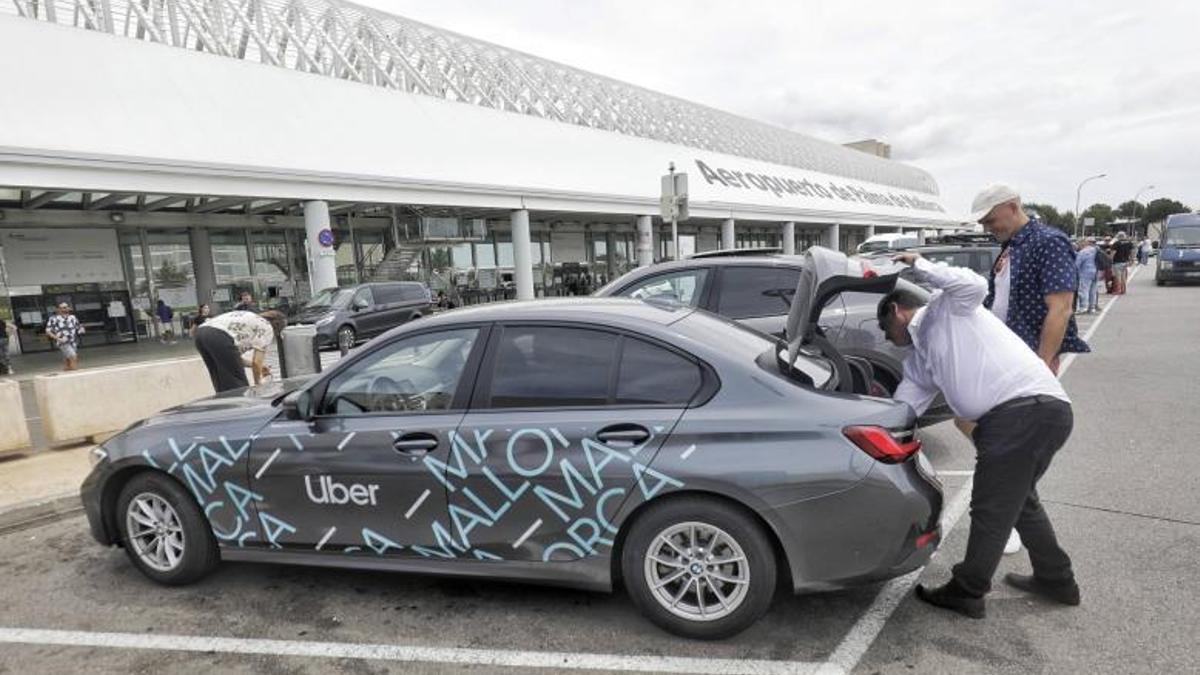 Los vehículos de Uber comenzaron ayer a dar servicio en Mallorca.