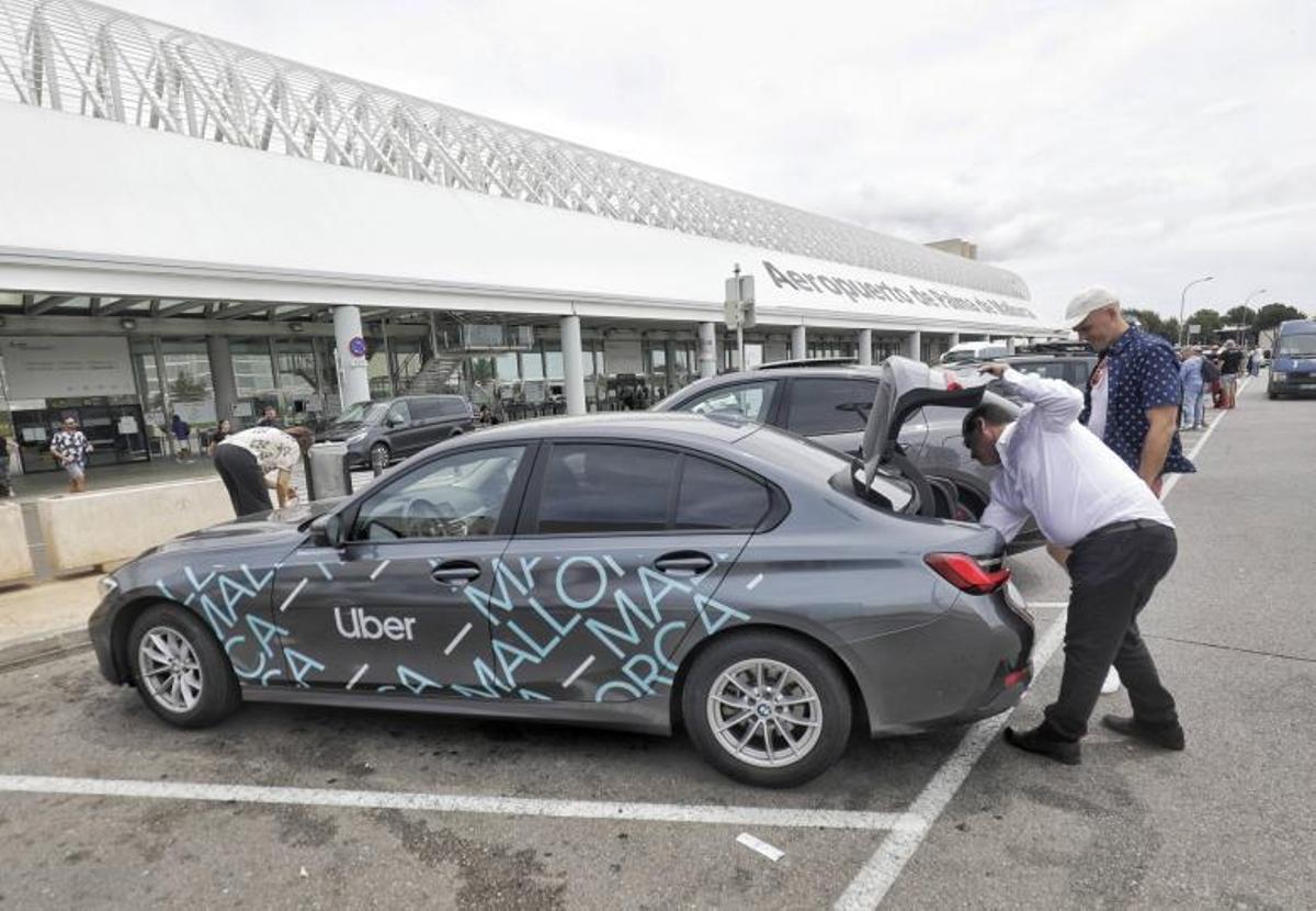 Los vehículos de Uber comenzaron ayer a dar servicio en Mallorca. |
