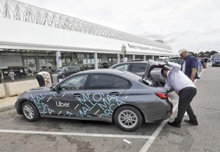 Los taxistas acusan a Uber de no acatar la contratación previa de 30 minutos y piden medidas al Govern