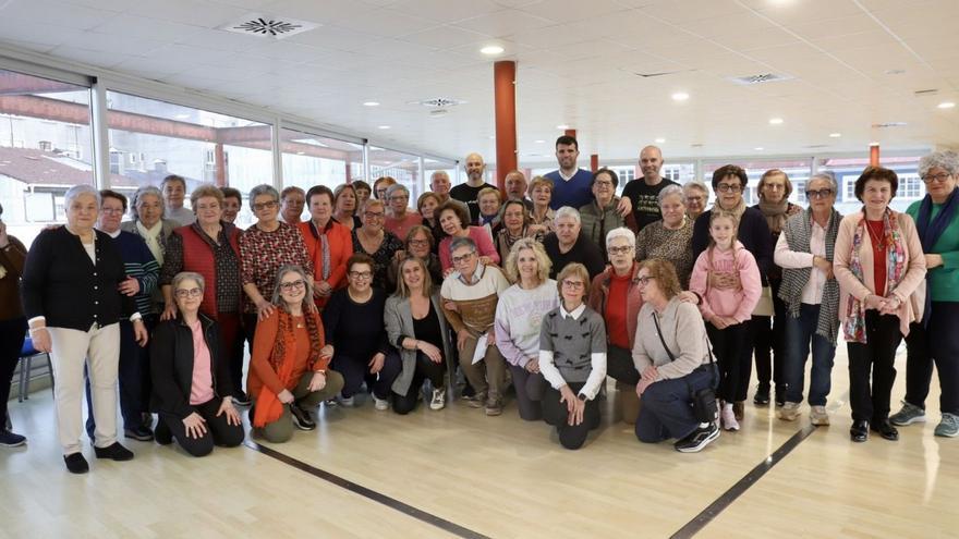 Asistentes a las clases de baile gallego posan con Gonzalo Louzao y Amalia Goldar.