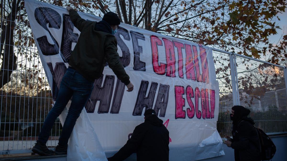 Manifestantes colocan una pancarta en defensa del catalán en la escuela.