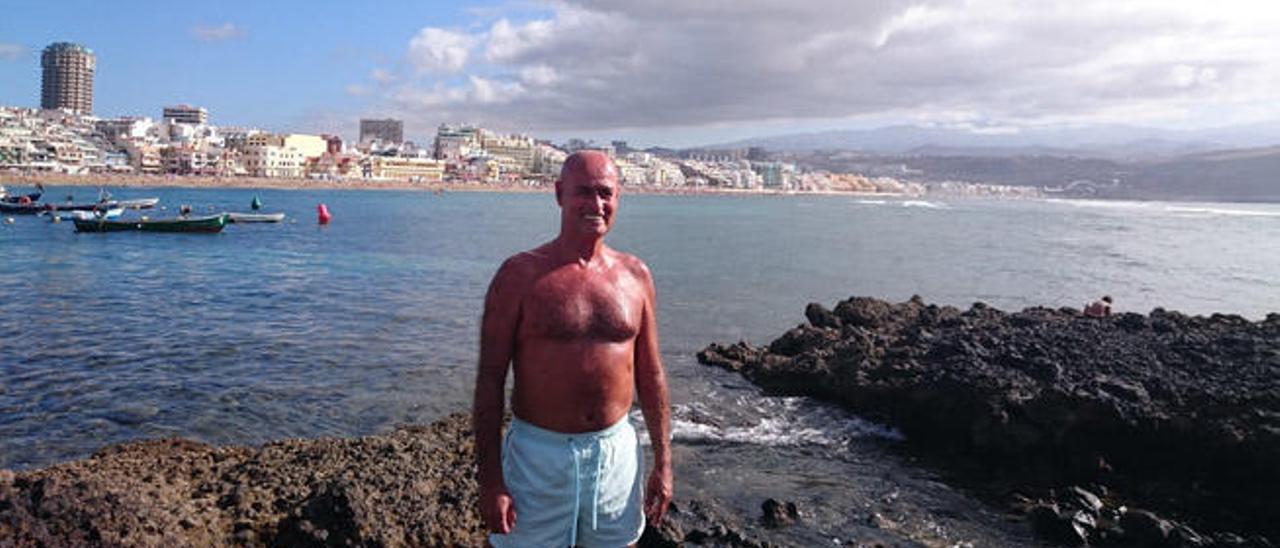 Paco Lemes con la playa de Las Canteras de fondo.