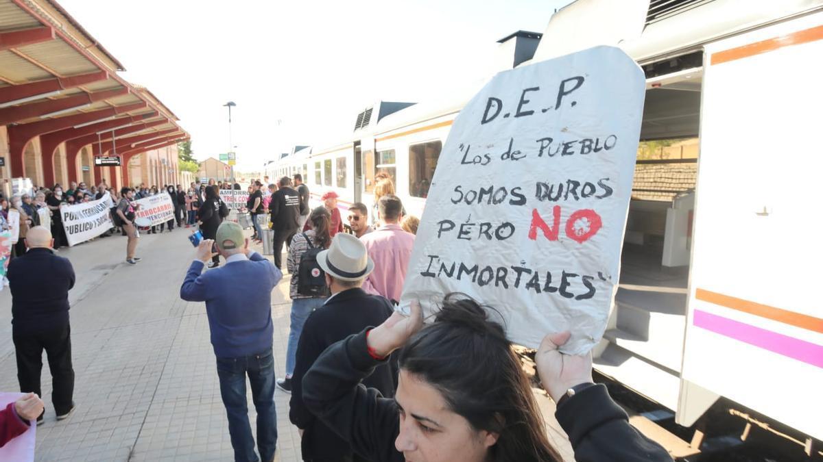 Concentración en Utiel en mayo de 2022 contra el cierre de la línea de tren convencional a Madrid