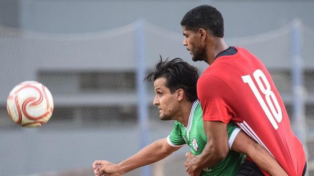 Carbonell disputa el balón con un defensa del Sanse. | ZCF