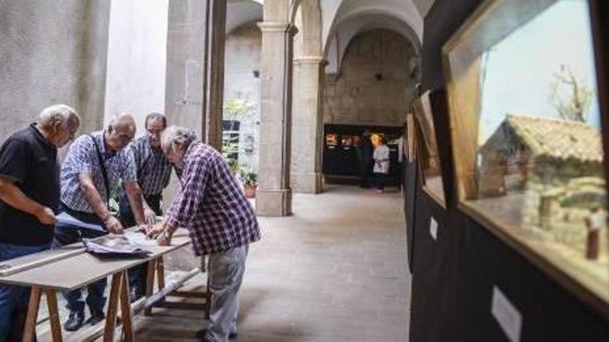 Al claustre de la Seu s&#039;ultimaven ahir al migdia els detalls per exposar-hi 46 diorames de pessebres