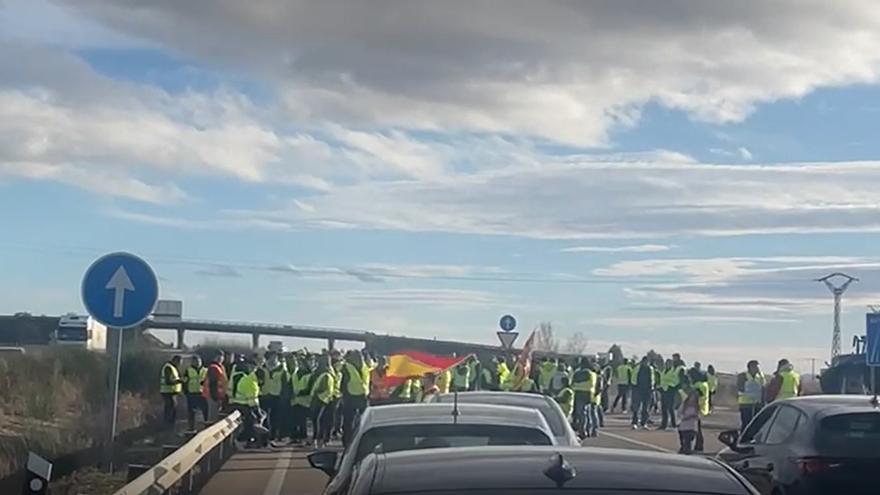 Protesta en la A-23 a la altura de Calamocha, este domingo al mediodía